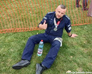 Policjant po biegu komandosa