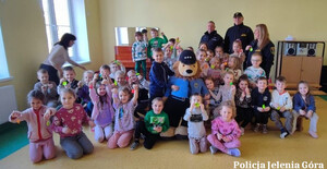 Profilaktyka od najmłodszych lat. Policjanci garnizonu jeleniogórskiego uczą dzieci zasad bezpieczeństwa