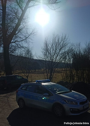 radiowóz w słońcu