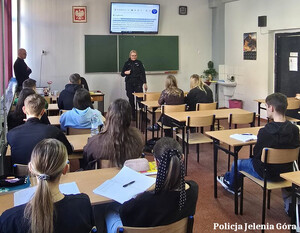 Policjantka rozmawia z uczniami