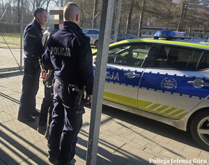 Policjanci prowadzą zatrzzymanego