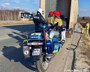 Szybka reakcja policjantów jeleniogórskiej drogówki zapobiegła pożarowi ciężarówki w Jeleniej Górze