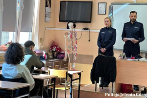 Jeleniogórscy policjanci zachęcali maturzystów do wstąpienia w szeregi Policji