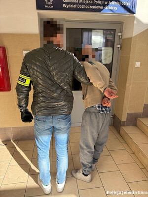 Odebrał pieniądze od seniora oszukanego metodą „na policjanta”. Został zatrzymany przez jeleniogórskich kryminalnych