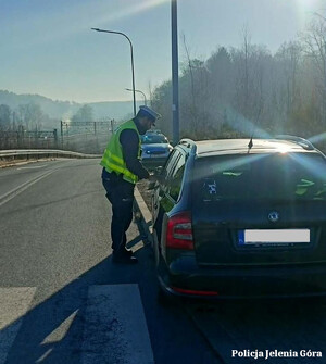 policjant podczas kontroli