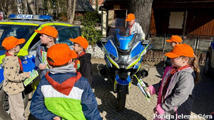 Dzieci z mundurowymi