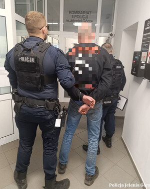 Z wiatrówką w dłoni groził sąsiadom pozbawieniem życia