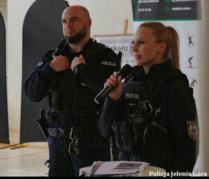 Policjanci na Targach Kariery w Piechowicach. Mundurowi zachęcali młodzież do wstąpienia w szeregi jeleniogórskiej Policji