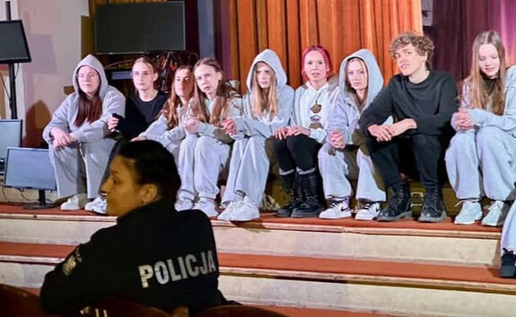 „Stop przemocy rówieśniczej i hejtowi” – policjantka spotkała się z uczniami podczas profilaktycznego spektaklu w Kowarach