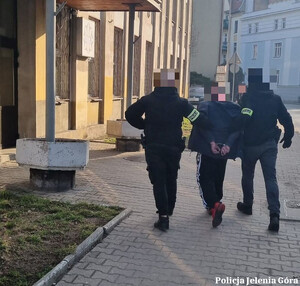 Zatrzymany po ponad roku ukrywania się. Poszukiwany listem gończym 46-latek w rękach jeleniogórskich policjantów