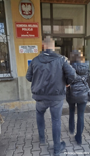 Policjant prowadzi zatrzymaną