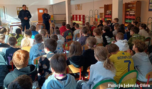 Policjanci rozmawiali z uczniami o bezpieczeństwie. Profilaktyczne spotkanie w jeleniogórskiej „jedenastce”