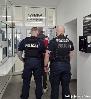 Nietrzeźwy zniszczył wiatę przystankową. Zatrzymali go policjanci