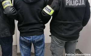 Policjanci z zatrzymanym