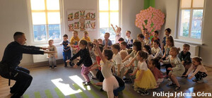 Policjant z dziećmi ćwiczy