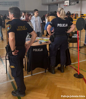 Dzielnicowi z Karpacza promują służbę i bezpieczeństwo podczas „Festiwalu Zawodów”