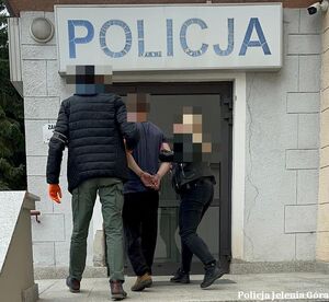 Jeleniogórscy policjanci zatrzymali agresywnego mężczyznę podejrzanego o kierowanie gróźb karalnych