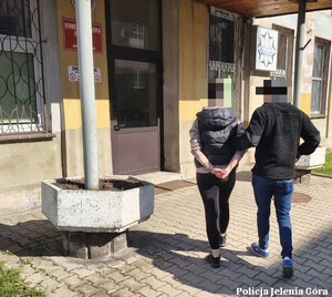 Wprowadzała do obrotu odzież z podrobionymi znakami towarowymi-– 47-latka zatrzymana przez jeleniogórskich policjantów