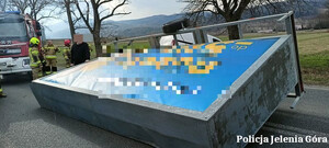 przewrócona przyczepka