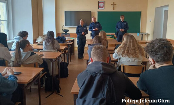 Policyjna ścieżka kariery – spotkanie z maturzystami w Jeleniej Górze