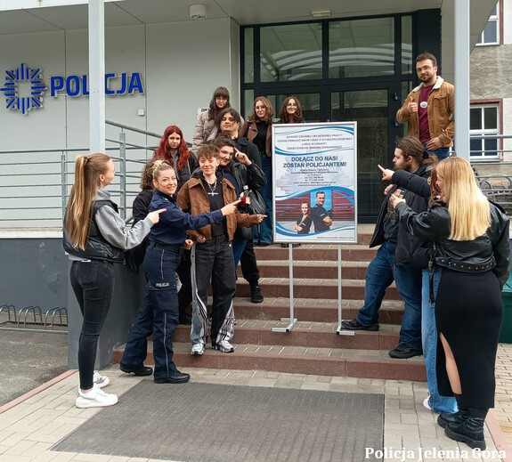 Studenci pedagogiki z wizytą w jeleniogórskiej komendzie – o służbie, bezpieczeństwie i pierwszej pomocy