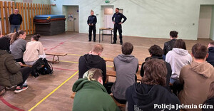 Policjanci z Komisariatu II Policji  w Jeleniej Górze na spotkaniu