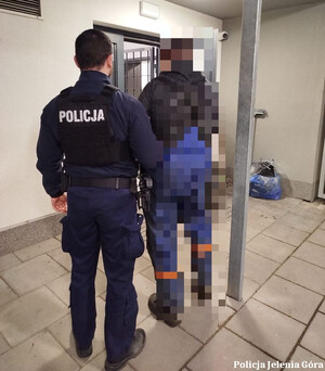 Nerwowe zachowanie zwróciło uwagę policjantów. 46-latek zatrzymany z narkotykami. Był również poszukiwany