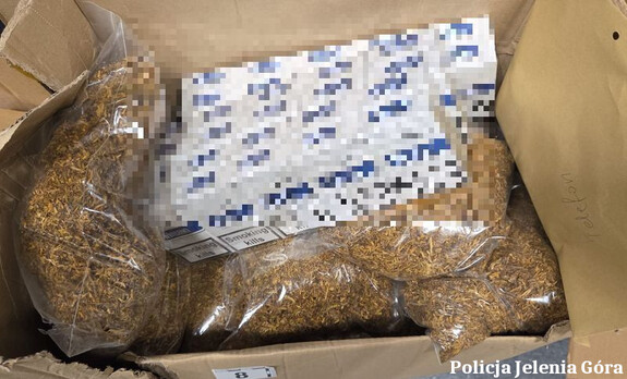 Nielegalny tytoń i tysiące papierosów w aucie. 41-latek zatrzymany przez policję