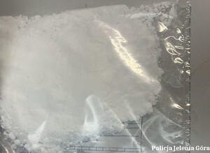 Dwie kontrole drogowe, ponad 2700 porcji narkotyków wyeliminowanych z obiegu – skuteczne działania jeleniogórskich policjantów