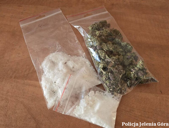 Policjanci z Jeleniej Góry zatrzymali 31-latka podejrzanego o handel narkotykami. Zabezpieczono około 500 porcji