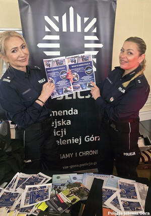 policjantki podczas targów pracy w KANS z uczestnikami