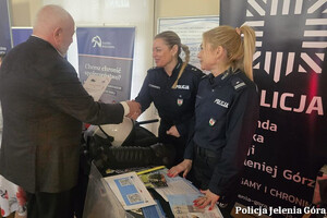 policjantki podczas targów pracy w KANS z uczestnikami