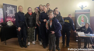 policjantki podczas targów pracy w KANS z uczestnikami