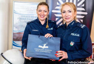 policjantki podczas targów pracy w KANS z uczestnikami