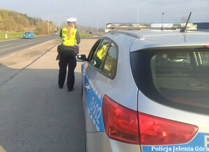 policjantka podczas kontroli drogowej