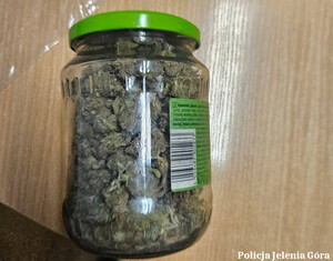 marihuana w słoiku