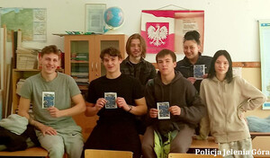 Policjanci spotkali się z maturzystami w Kowarach – profilaktyka i promocja służby w Policji