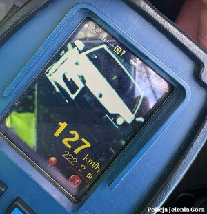Rażące przekroczenie prędkości w terenie zabudowanym. Dwóch kierowców straciło prawo jazy na trzy miesiące. Apel policji o ostrożność na drogach