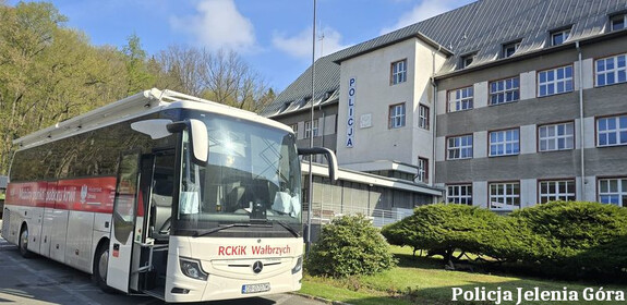 Krwiobus pod siedzibą Policji
