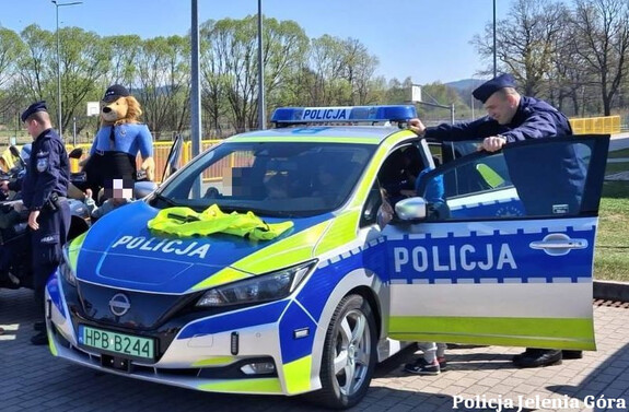 „Niebieskie Igrzyska” w Podgórzynie – policjanci wspierają integrację i edukację najmłodszych