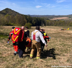 Wypadek paralotniarza na Górze Szybowcowej – szybka i skoordynowana akcja służb ratunkowych