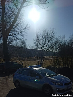 oślepiające słońce na drodze