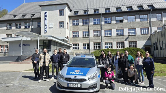 Studenci Karkonoskiej Akademii Nauk Stosowanych z wizytą w jeleniogórskiej komendzie – o bezpieczeństwie, przepisach i służbie w Policji