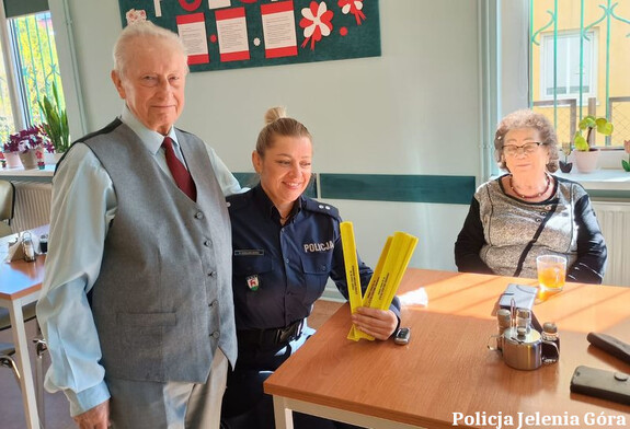 Policjanci jeleniogórskiego garnizonu dbają o bezpieczeństwo seniorów – spotkania edukacyjne i działania profilaktyczne