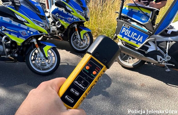 Więcej kontroli na drogach. Nietrzeźwi kierowcy i naruszenie zakazu – działania jeleniogórskiej Policji
