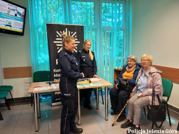 Jeleniogórskie policjantki edukują seniorów. Spotkanie w ZUS Inspektorat Jelenia Góra