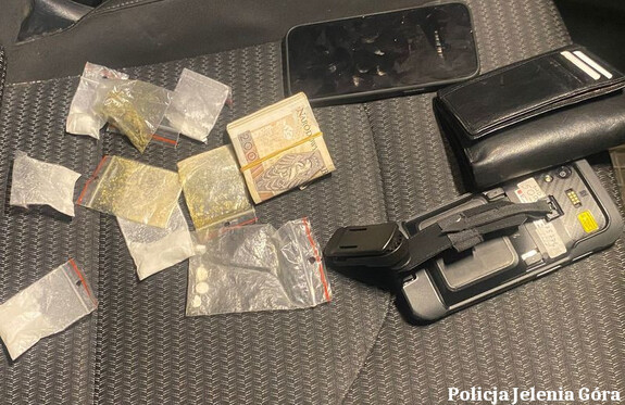 50-latek z narkotykami zatrzymany w Jeleniej Górze. Interwencja rozpoczęła się od zgłoszenia o spożywaniu alkoholu w aucie