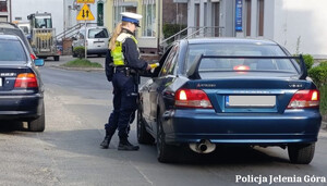 Policjantka podczas kontroli