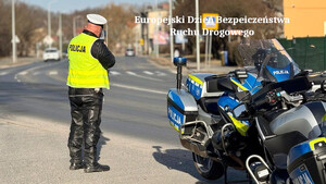 Policjant podczas kontroli prędkości
