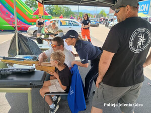 policjanci z dziećmi